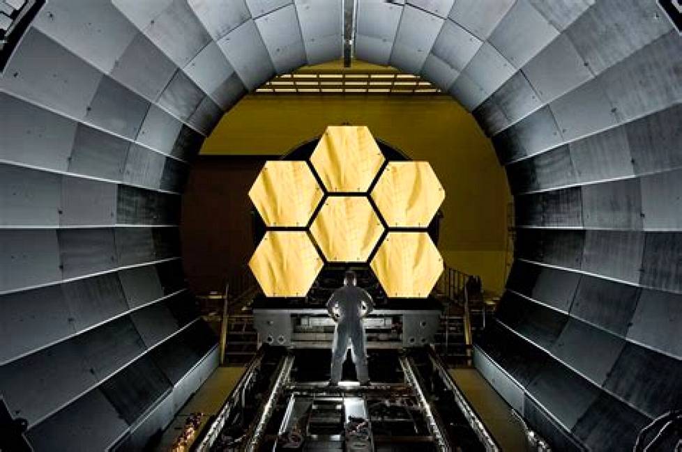 Lopultakin. Suurin ja kaunein eli odotettu avaruusteleskooppi James Webb lähtee matkaan näillä näkymin perjantaina eli jouluaattona. Kuvassa on Webbin pääpeilin osia kokeissa Maan päällä. 