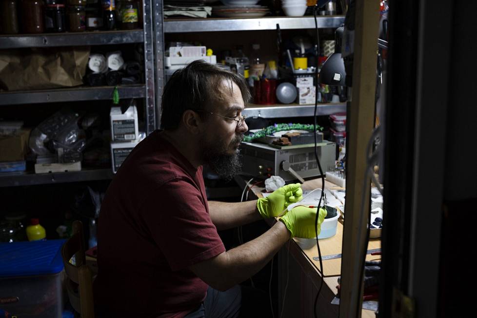 Jos aikaa pakolaisten auttamiselta jää, Oleg valmistaa koruja titaanista. Väriin vaikutetaan sähkövirralla tai kaasuliekittimellä.
