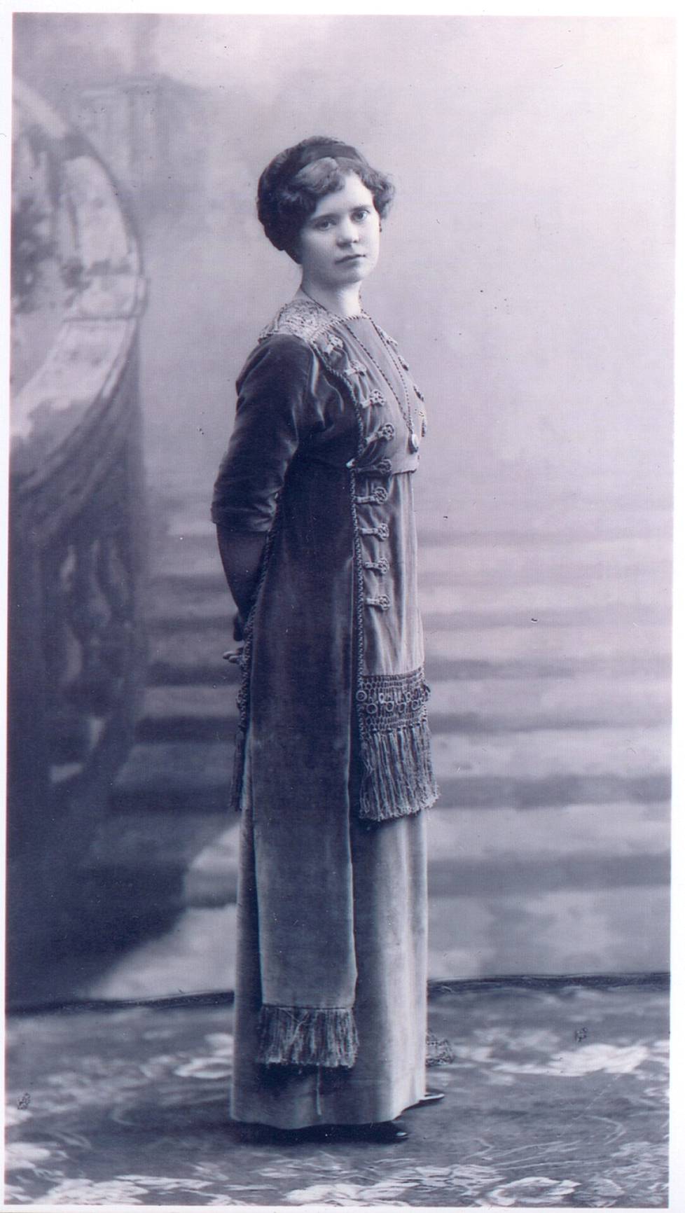Alma Theresia Pihl kuvattuna Denverin valokuvaamon kulisseissa Pietarissa vuonna 1912.