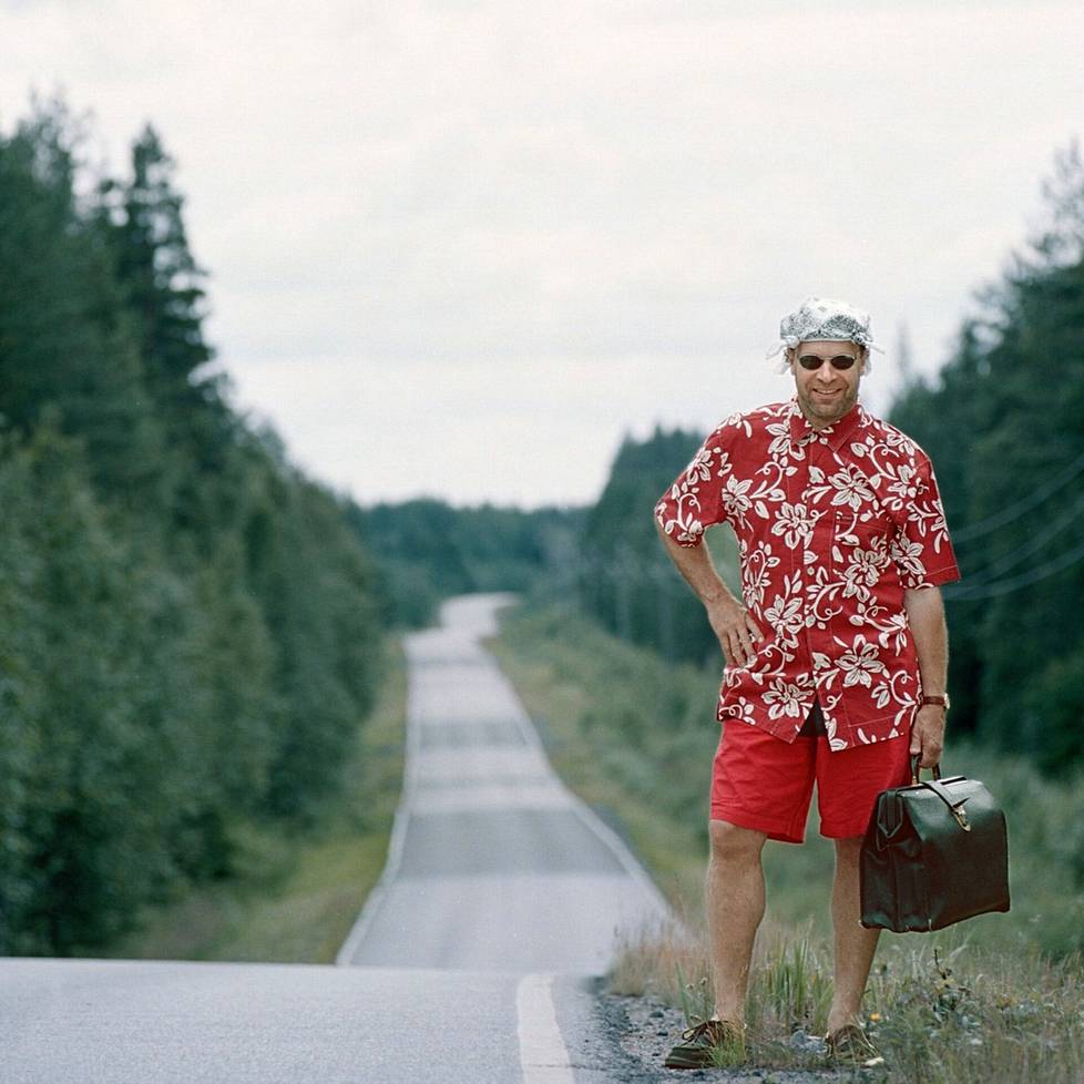Kansanedustaja Ilkka Kanerva poseerasi HS:n Nyt-liitteen kansikuvaa varten rennossa matka-asussa tien varrella jossain päin Suomea heinäkuussa 2000.