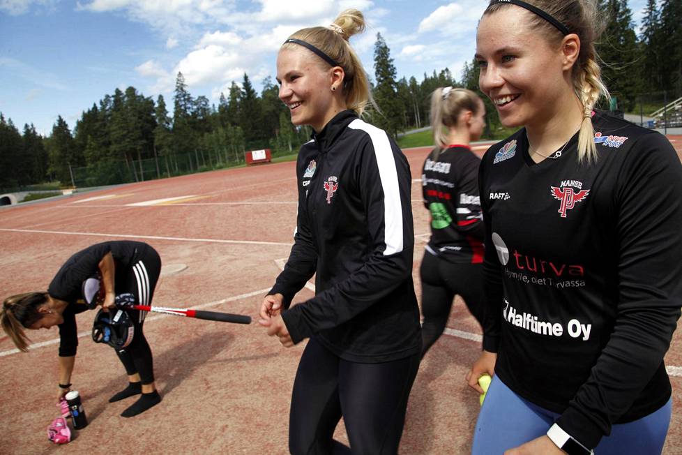 Pesäpalloilijat ja siskokset Senni Sallinen (kesk.) ja Emma Sallinen (oik.) pelaavat tällä kaudella jälleen samassa joukkueessa, tamperelaisessa Manse PP:ssä.