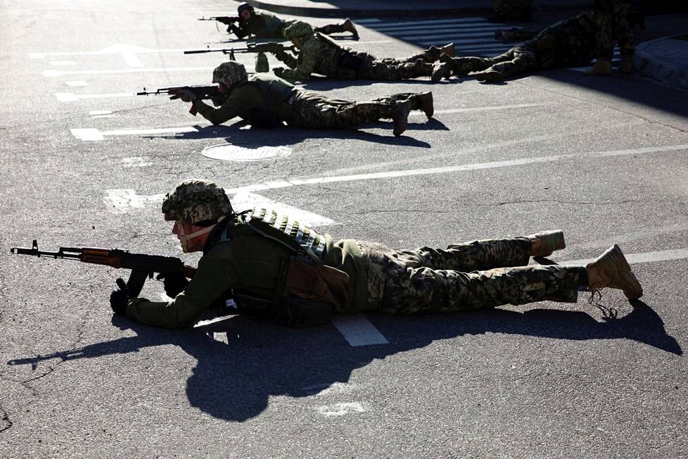 Ukrainan armeija sotilaat harjoittelivat yhdessä Kiovassa.