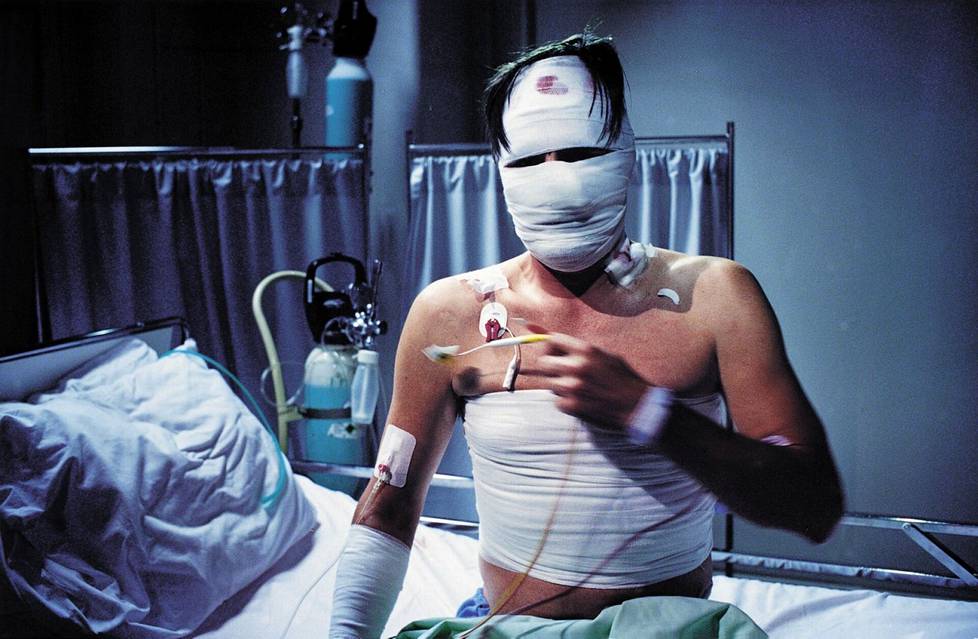Markku Peltolan esittämä mies viedään koomassa sairaalaan ja julistetaan jo kuolleeksi, mutta lääkärien poistuttua hän kävelee siteissään ulos sairaalasta. Miehen nimi paljastuu vasta elokuvan loppupuolella.