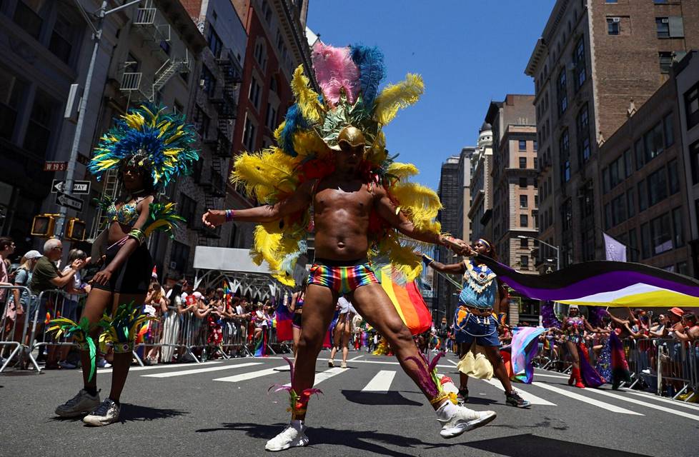 New Yorkin kadut täyttyivät ihmisistä sunnuntaina 26. kesäkuuta järjestetyn Pride-kulkueen myötä.