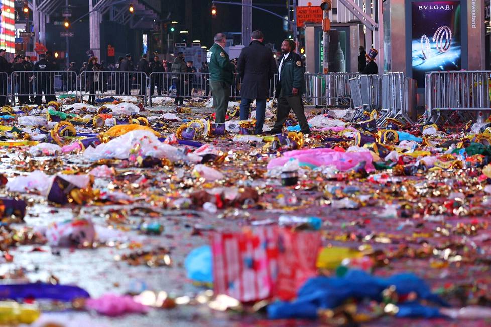 New Yorkin perinteisellä juhlapaikalla Times Square -aukiolla konfetit ja muut juhlavarusteet peittivät katuja juhlijoiden poistuttua paikalta aamuyöllä.