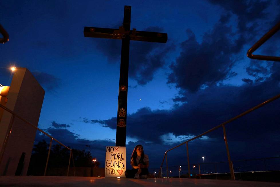 ”Ei enää aseita”, lukee kyltissä, joka pystytettiin El Pason joukkoampumisessa kuolleiden uhrien muistoksi Meksikon ja Yhdysvaltain rajalle.