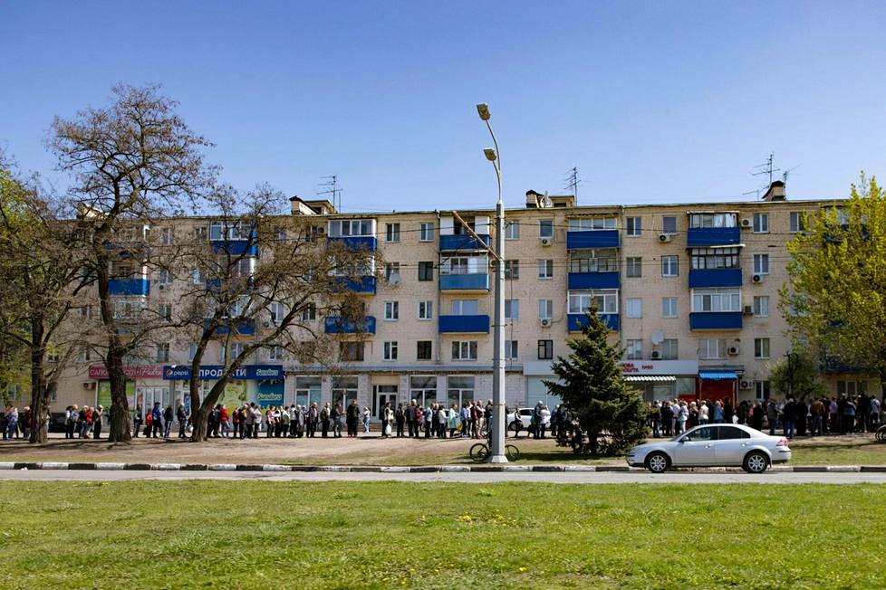 Люди стоят в очереди в почтовое отделение в Слободском районе Харькова. ФОТО: МИКА РАНТА / HS