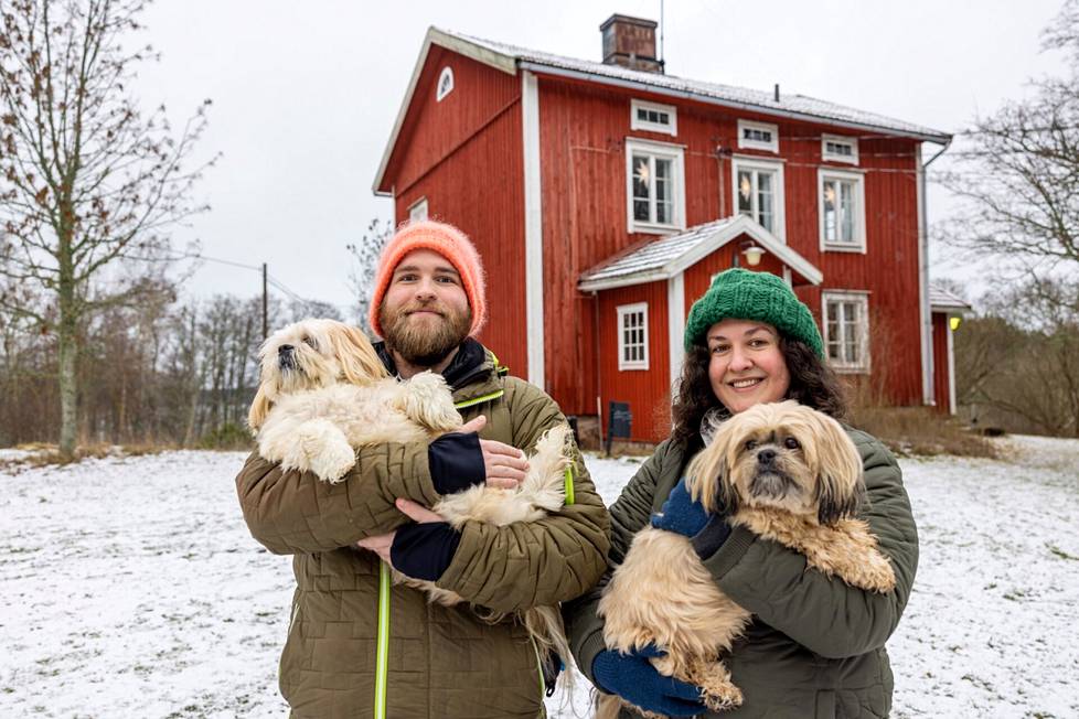 Turkulaiset Jonathan Holmberg ja Anna Strazdina kokeilevat tämän talven asumista hiljaisella saarella koiriensa Puppen (vas.) ja Taran kanssa. Taustalla on heidän saarikotinsa, jonka majoituksesta he eivät maksa mitään.