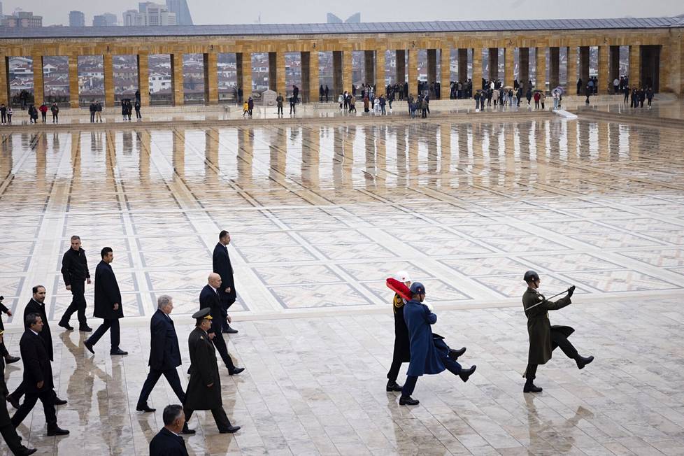 Presidentti Niinistön aamu alkoi seppeleenlaskulla. Niinistö kulki seurueen mukana kohti Atatürkin mausoleumia. 