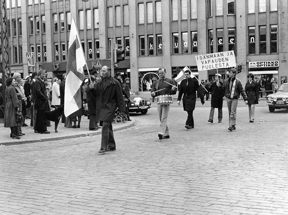 Turun äärioikeistolaiset marssivat vappuna 1976 läpi kaupungin kulkueessa rummutuksen säestyksellä. Ryhmän johtaja Pekka Siitoin keskellä mustassa asussa.