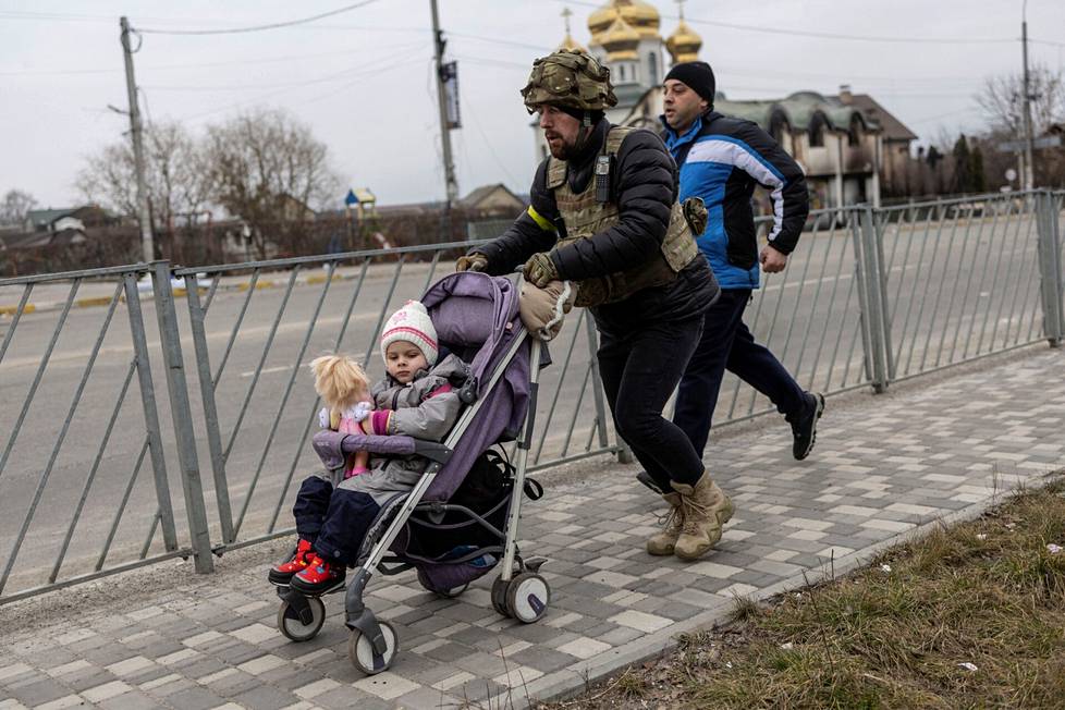 Ukrainalainen sotilas auttoi perhettä poistumaan Irpinin kaupungista Kiovan läheltä. Kaupungista pääsee ulos vain yhtä reittiä. 