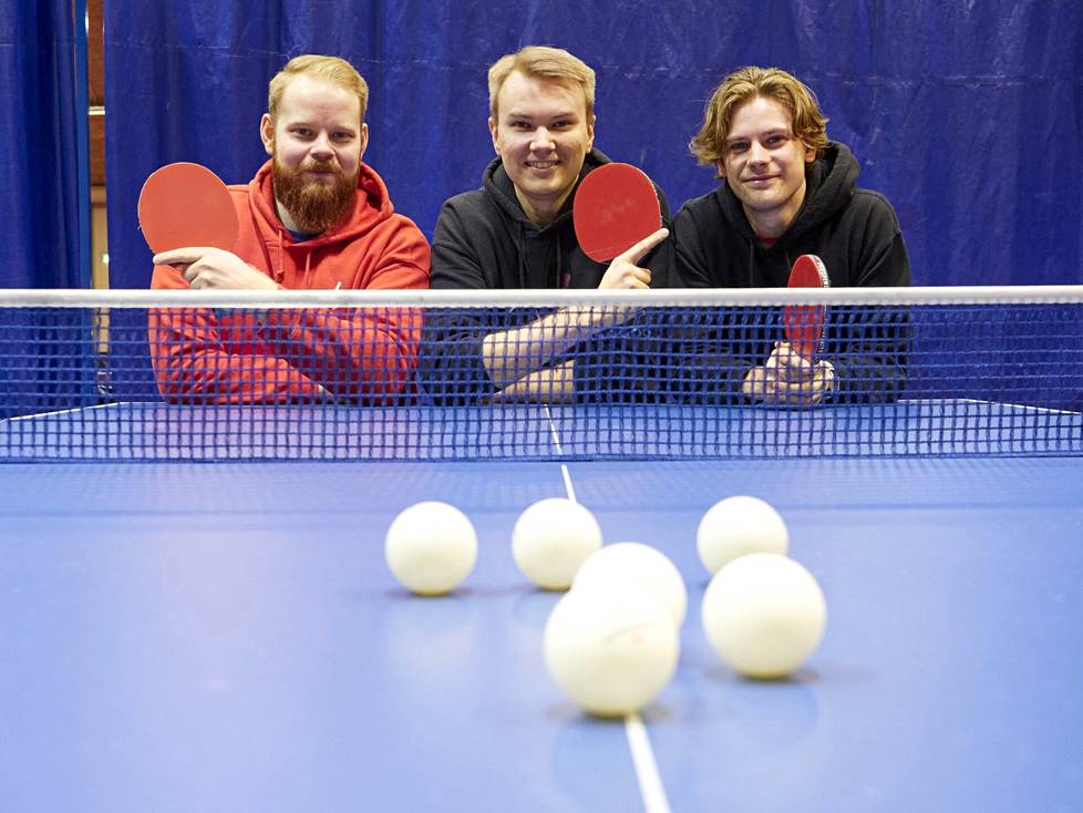 Ruskeasuon palloiluhallin pingispöydät ovat tulleet tutuiksi Otto Tennilälle, Emil Rantatulkkilalle ja Miikka O’Connorille.