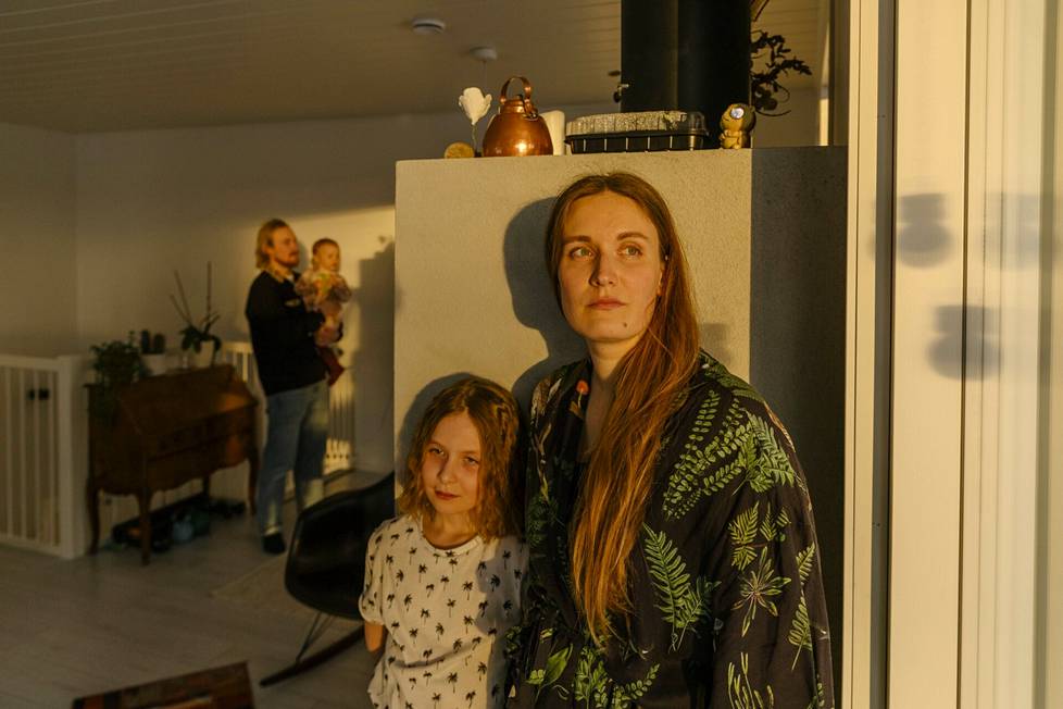 Olli, Eedit, Fredrika ja Laura Koivisto kotonaan Oulussa. Perhe yritti olla vuoden ostamatta tavaraa ja lähes siinä onnistuikin.