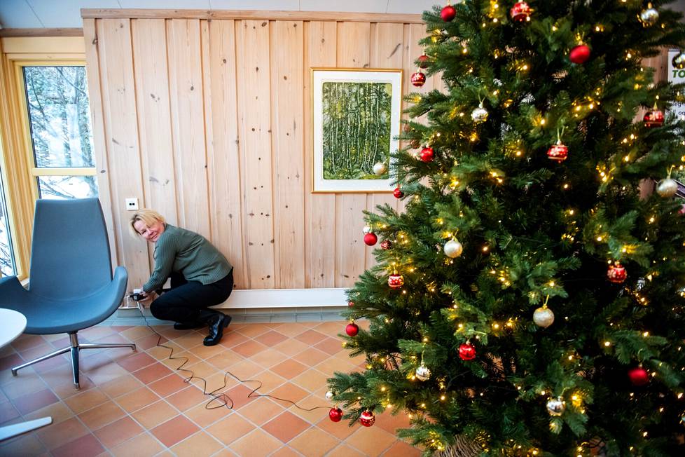 Niina Laaksonen sytytti joulukuusen valot Tokken kunnantalolla.