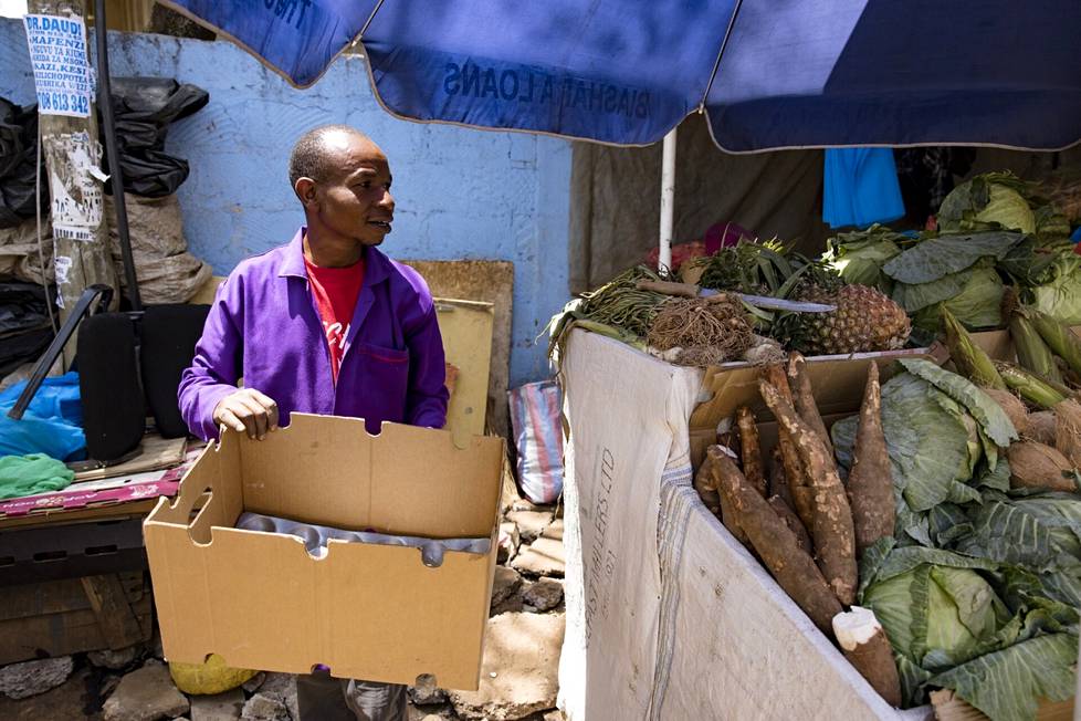 Nairobilainen hedelmäkauppias Daniel Ogeto kannattaa muovipussikieltoa. Nykyään hän pakkaa ostokset pahvilaatikoihin tai kestokasseihin.
