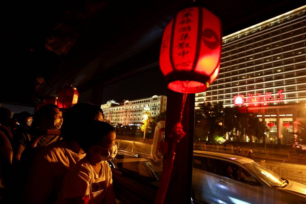 Turistibussi kierteli Pekingiä kansallispäivän alla viime viikolla.