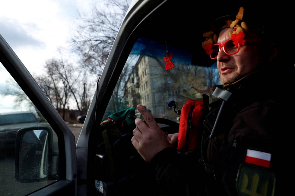 Humanitaarisen avun organisaation UA ​​Futuren toimitusjohtaja ja perustaja Piotr Kaszuwar istuu pakettiautossaan Bahmutissa ja jakaa lahjoja maanalaisissa turvakodeissa asuville lapsille ennen ortodoksista joulua, 4. tammikuuta.