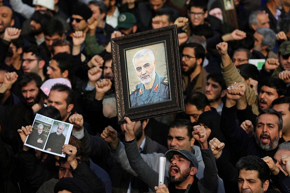 Ihmiset protestoivat Qassim Suleimanin murhaa Teheranissa 3. tammikuuta.