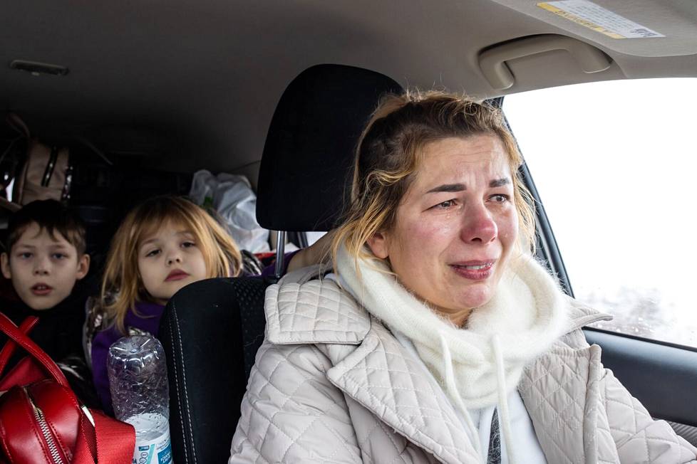 Сзади в машине ютятся Матвей и Ефросинья Медвецкие, на водительском сидении их мать Жанна Пастушенко.  Начинается эвакуация из Киева.