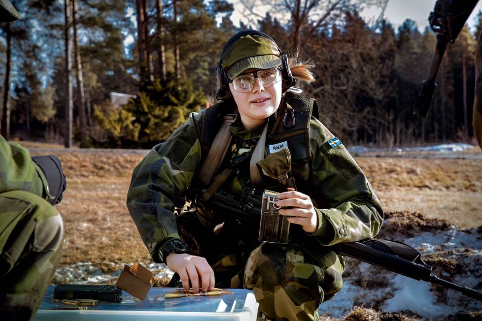 Julia Holm completed her military service last year and continued on to Hemvärnet.  “It was a good experience.  I made friends for life. ”