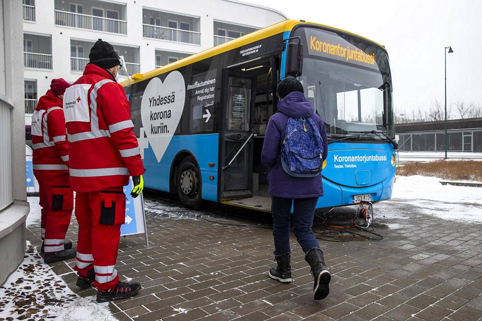 Punaisen ristin ensiapupäivystäjät Mika Vilpo ja Aleksi Valjakka olivat opastamassa, kun oikeustieteen opiskelija Blandine Andrault saapui koronatestiin kaupungin liikkuvaan bussiyksikköön.