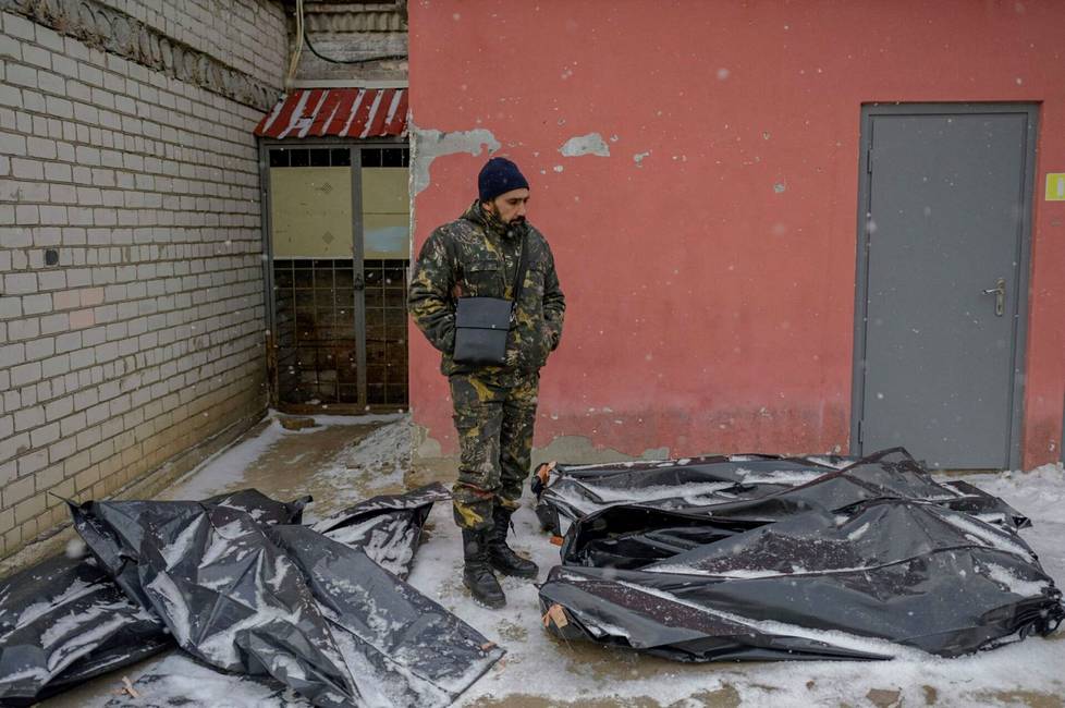 Ukrainalainen sotilas seisoi ruumishuoneen edessä Mykolaivissa. 