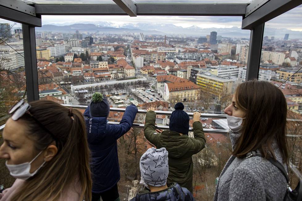 Ljubljanan vanhasta linnasta avautuu näkymä yli Slovenian pääkaupungin. 