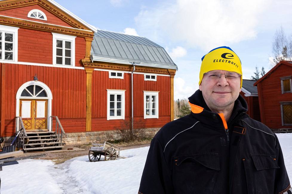 Jari Vesanen harrastaa vanhoja hirsitaloja. Hän hankki satoja vuosia vanhan pohjalaisen hirsitalon Kauhavalta 2000-luvun alussa silloisen puolisonsa kanssa ja siirsi sen Sipooseen.