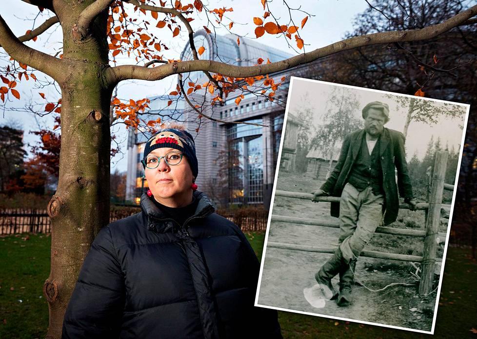 Merja Kyllönen nojaa puuhun Brysselissä vuonna 2018. Takana europarlamentti.Vanhassa valokuvassa Ryysyrannan Joosepin esikuva vuonna 1927 Suomussalmella.