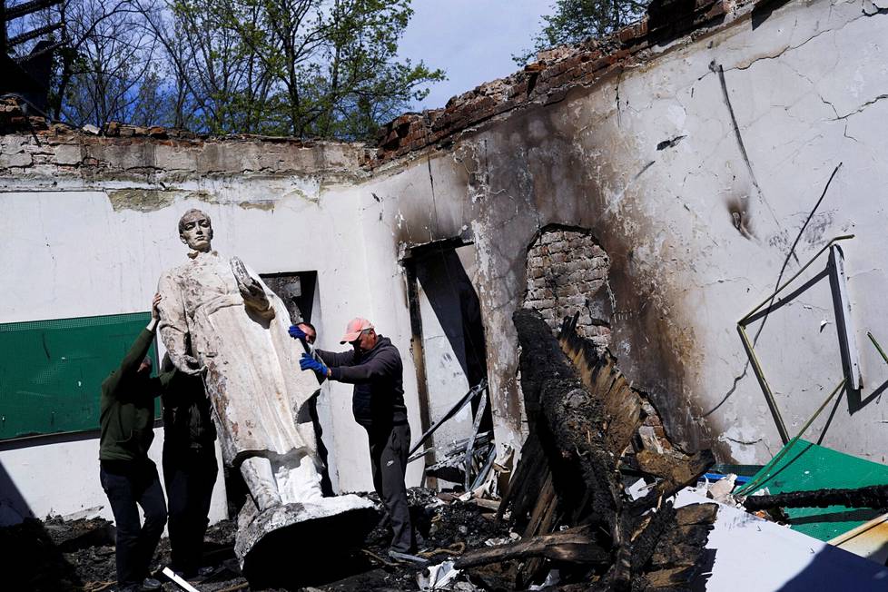 Työntekijät siirsivät ukrainalaisen filosofin ja runoilijan Hryhori Skovorodan (1722–1794) patsasta Venäjän pommitusten tuhottua toukokuussa Skovorodalle omistetun museon Skovorodynivkan kylässä lähellä Harkovaa.