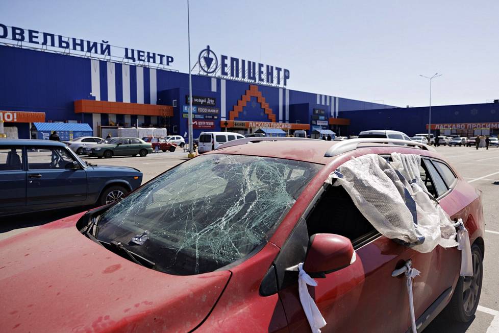 На многих машинах, прибывших из Мариуполя, следы от осколков, пулевые отверстия и разбитые стекла.