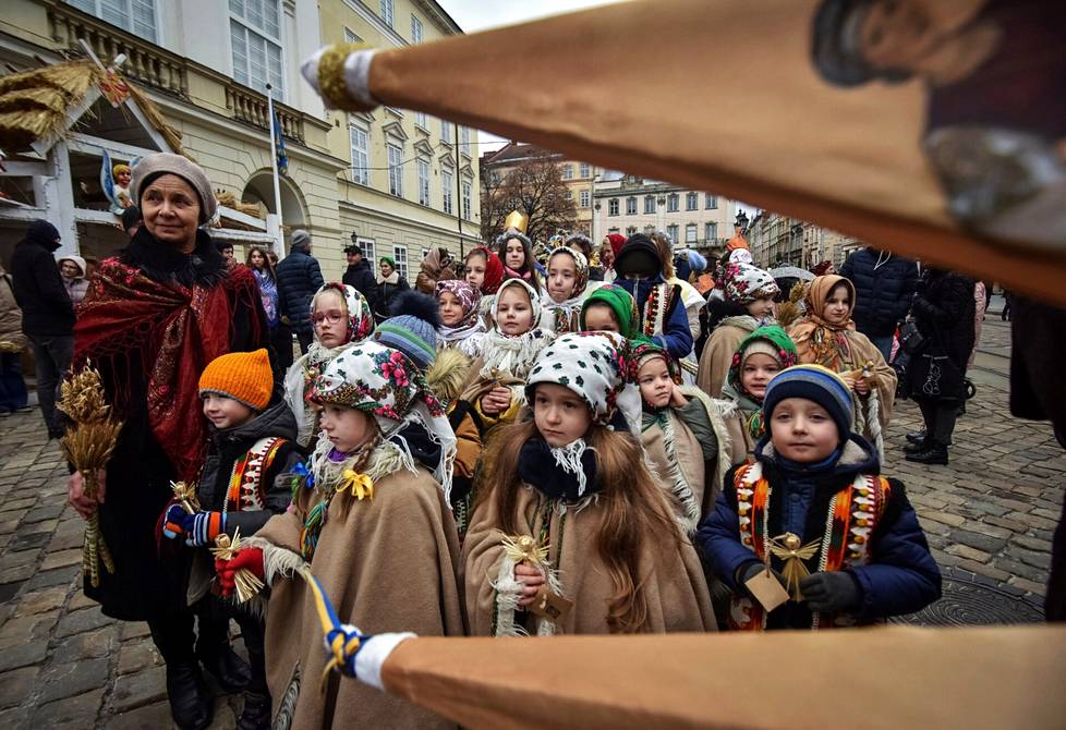 Ukrainalaisiin perinteisiin pukuihin pukeutuneet lapset osallistuvat ortodoksiseen joulujuhlaan Lvivissä, 6. tammikuuta.