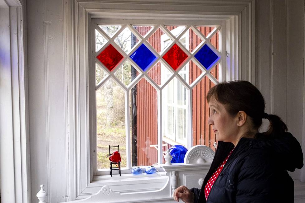 Yksi osa Anna-Minna Lukkalan käsityöharrastusta oli ikkunaremontti. Hän teki korona-aikana eteiseen ikkunat vanhan tyylin mukaisesti. ”Tein niitä kuin Iisakinkirkkoa.” Muussa osassa mökkiä vanhat ikkunat on säilytetty.