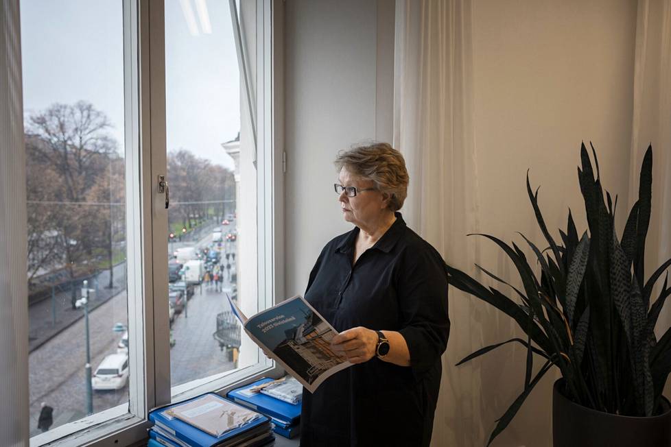 Rahoitusjohtaja Tuula Saxholmin työhuoneesta näkee Esplanadin päästä päähän.