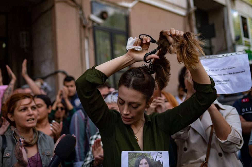 21. syyskuuta. Nainen leikkasi hiuksensa Iranin lähetystön edessä Istanbulissa, Turkissa protestoidakseen iranilaisen Mahsa Aminin väkivaltaista kuolemaa.