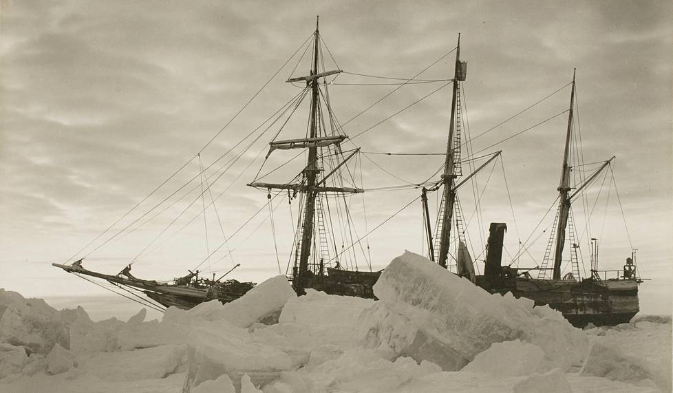 Lokakuun lopussa 1915 jäät kallistivat ja rikkoivat laivaa. Laivan nimi Endurance merkitsee kestävyyttä.