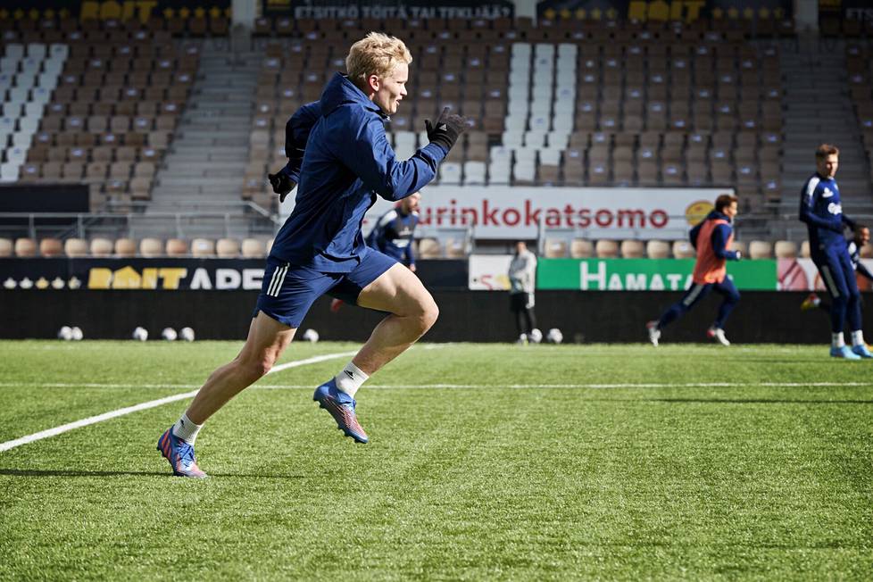 Miska Ylitolva juoksi HJK:n harjoituksissa Töölön jalkapallostadionilla.