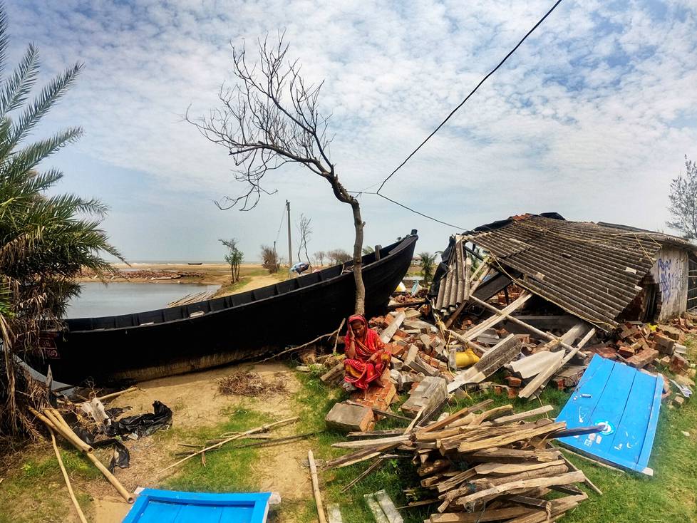 2. heinäkuuta. Nainen istui syklonissa tuhoutuneen talonsa edessä Mandarmanissa, Intian Länsi-Bengalissa.
