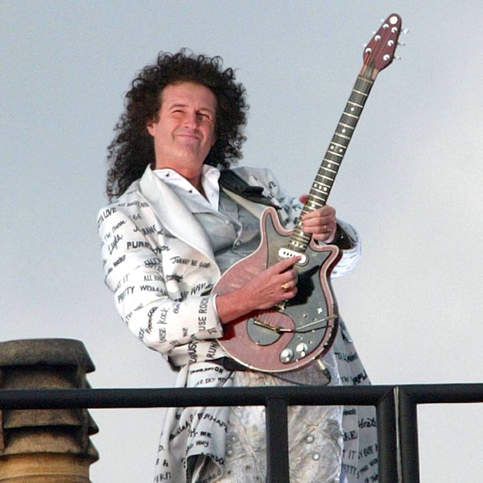 Juhlat käynnisti Queen-yhtyeen kitaristi Brian May, joka soitti God Save the Queen -kansallishymnin palatsin katolta.