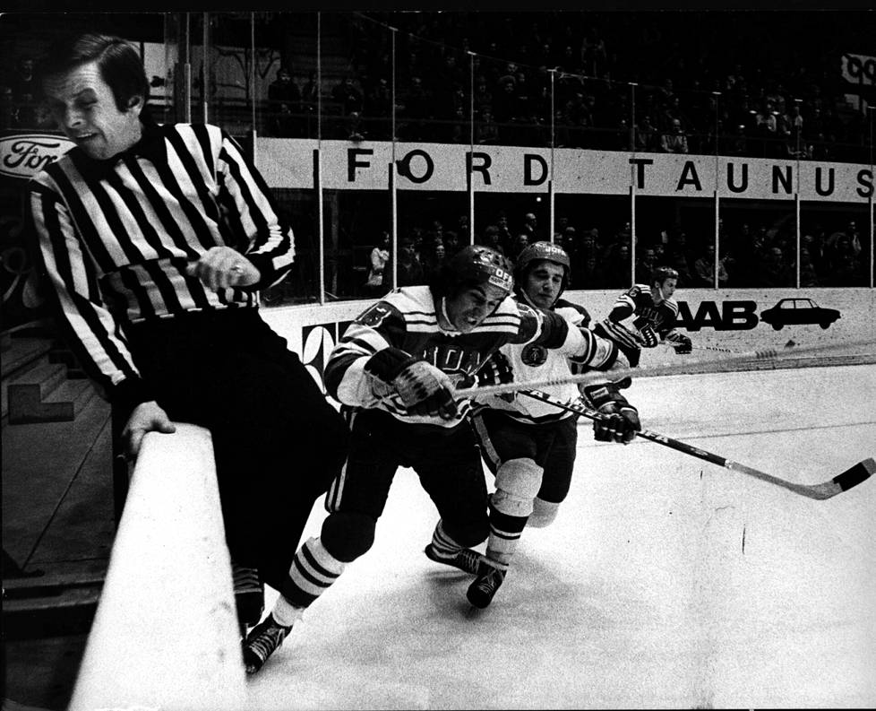 Veli-Pekka Ketola rynnisti voimalla ottelussa DDR:ää vastaan Helsingin MM-kisoissa 1974. Tieltä saivat väistyä amerikkalainen erotuomari Dan Guynn ja DDR:n Dieter Simon. Takana luisteli Juhani Tamminen.