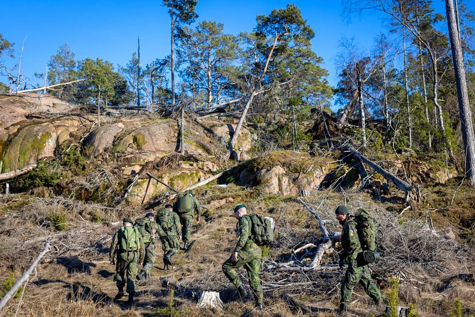 Ahvenanmaan reserviläisyhdistyksen jäsenistöä harjoitteli alkuviikosta Kastelholman metsiköissä viikonlopun marssitapahtumaa varten.