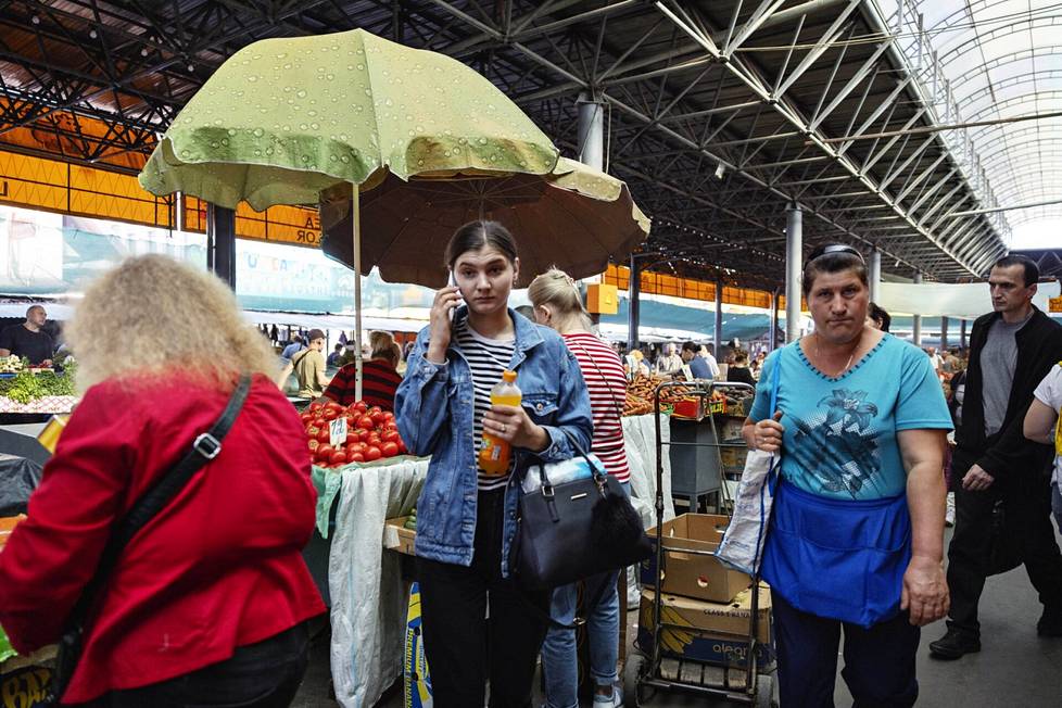 Chișinăun perinteinen maataloustori on monille moldovalaisille jokapäiväinen ostospaikka.