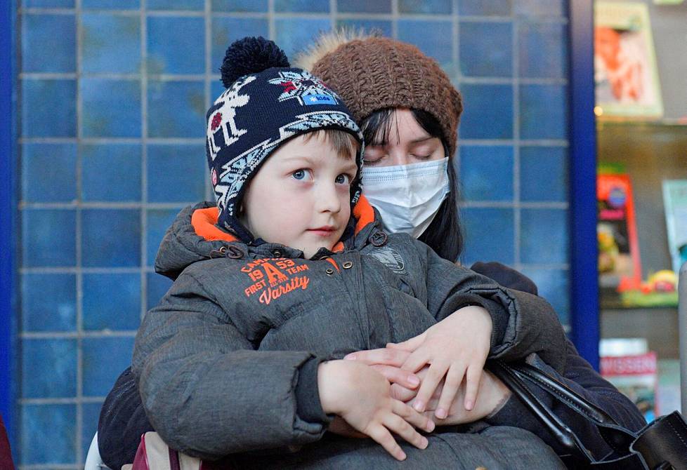 Ukrainalainen äiti piteli lastaan sylissä Goerlitzin juna-asemalla Saksassa.