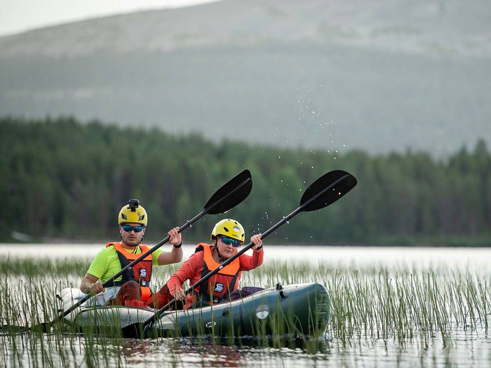 Kairacross Vätsäri -erämaakilpailussa rata on suunniteltu niin, että kilpailijoita houkutellaan melomaan järvien poikki ja jokia pitkin 3-5 kiloa painavalla ilmatäytteisellä reppulautalla eli packraftilla. Kuva vuoden 2021 kilpailusta.