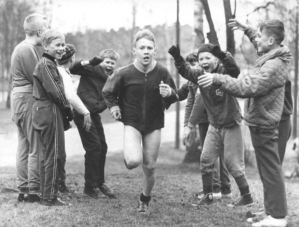 Nuori urheilija sai kannustusta juoksuradan varrella 1963.