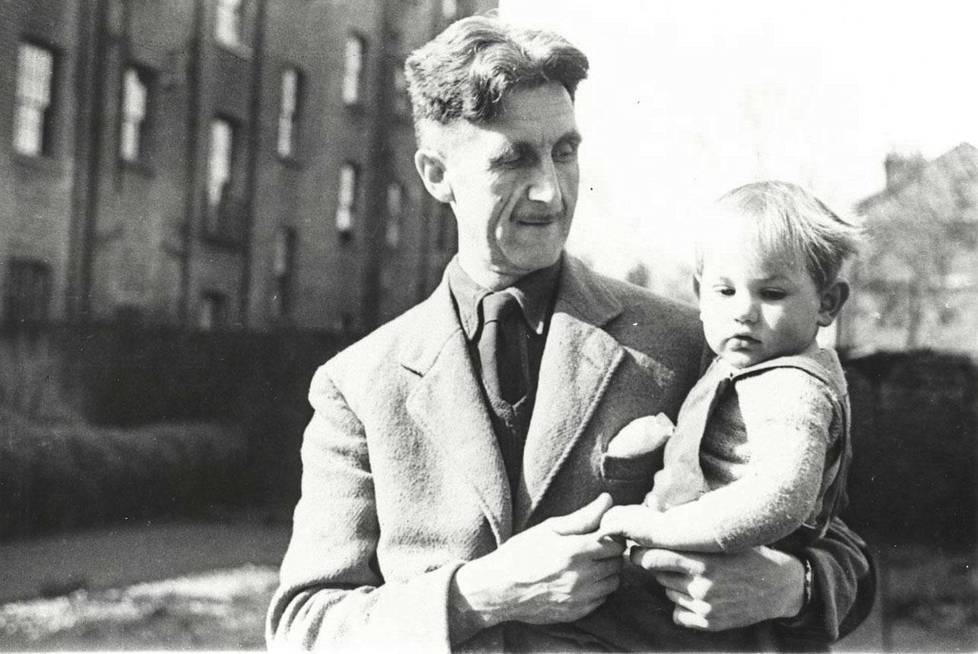 Kirjailija George Orwell ja hänen poikansa Richard Blair kuvattiin yhdessä marraskuussa 1946. Richardin äiti Eileen Blair oli kuollut edellisenä vuonna.