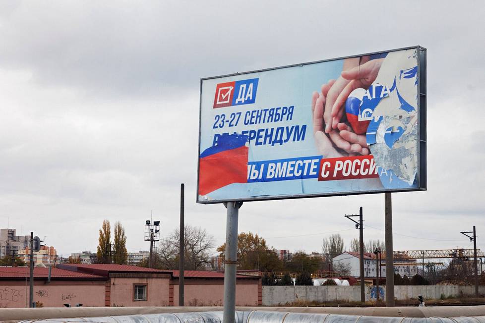 Joissakin Hersonin mainostauluista on vielä venäläismiehityksen aikaiset julisteet.