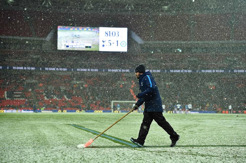 Kenttämies harjasi rajaviivoja näkyviin Wembleyllä Englannin Cupin ottelussa Tottenham-Rochdale.