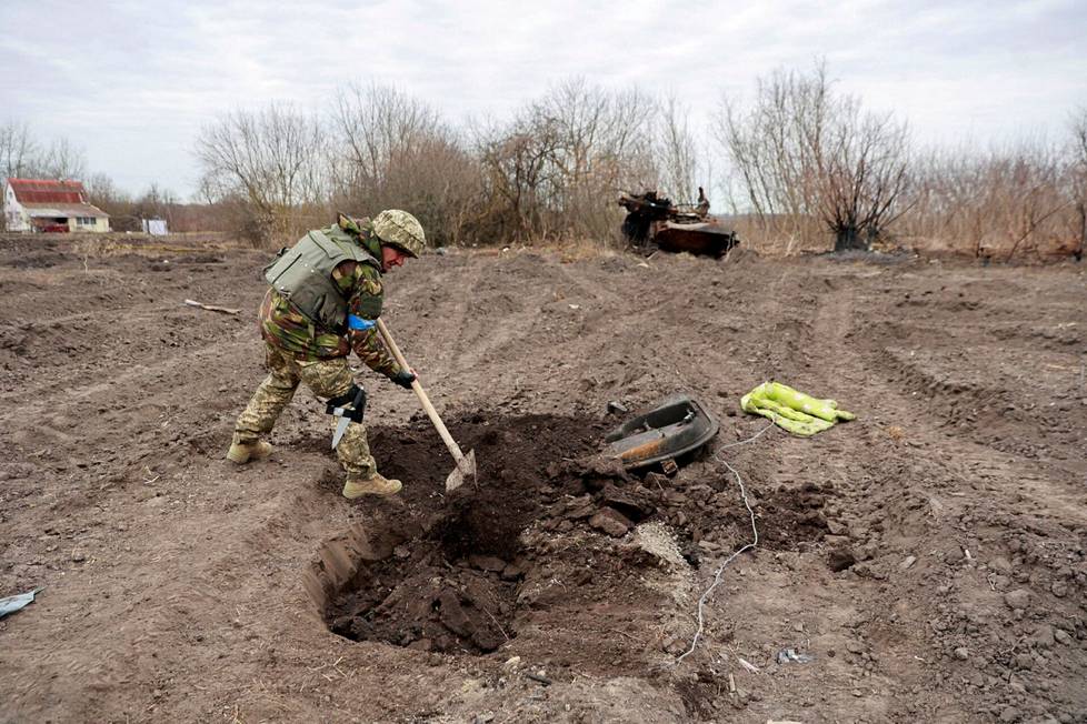 Ukrainalainen sotilas hautasi omien sanojensa mukaan venäläisen sotilaan Lukjanivkan kylässä.