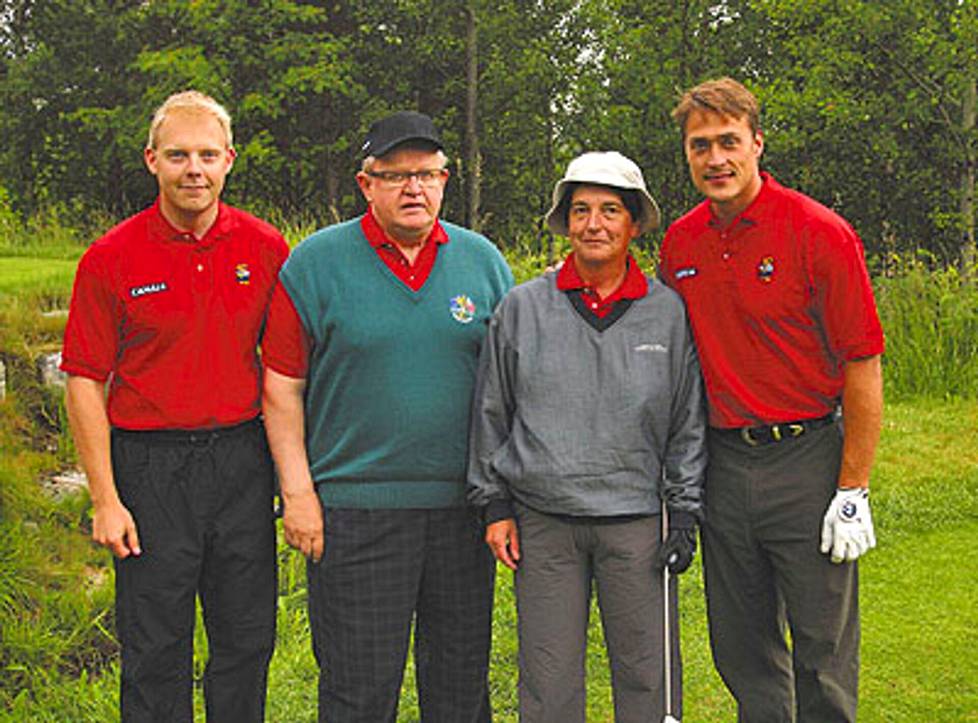 Presidentti Martti Ahtisaari (toinen vasemmalta) oli mukana pelaamassa Kummit Golfissa vuonna 2002.